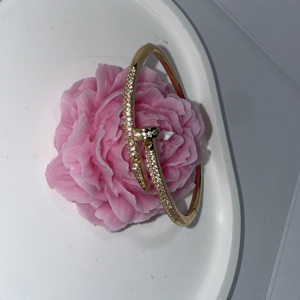 Elegant Gold Color Stainless Steel Bracelet - Picture 4 of 4
